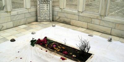 Aurangzeb Tomb: राष्ट्रीय स्मारक की सूची से हटेगी औरंगजेब की कब्र! मंत्री शेखावत से मिले शिवसेना नेता, उठाया ये कदम