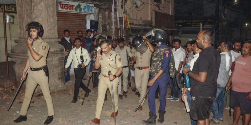 Nagpur Violence: नागपुर हिंसा में महिला पुलिस की वर्दी उतारने की कोशिश, उपद्रवी ने की गंदी हरकत 1 Nagpur Violence: नागपुर हिंसा में महिला पुलिस की वर्दी उतारने की कोशिश, उपद्रवी ने की गंदी हरकत