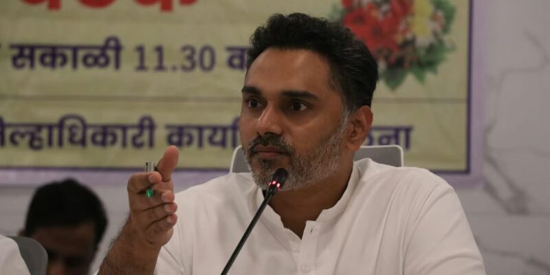 Minister Mobile Stolen in Public: जिसके हाथ में कानून, उसी का मोबाइल चोरी; बीड में गृह राज्यमंत्री की जेब से उड़ा फोन 1 Minister Mobile Stolen in Public: जिसके हाथ में कानून, उसी का मोबाइल चोरी; बीड में गृह राज्यमंत्री की जेब से उड़ा फोन