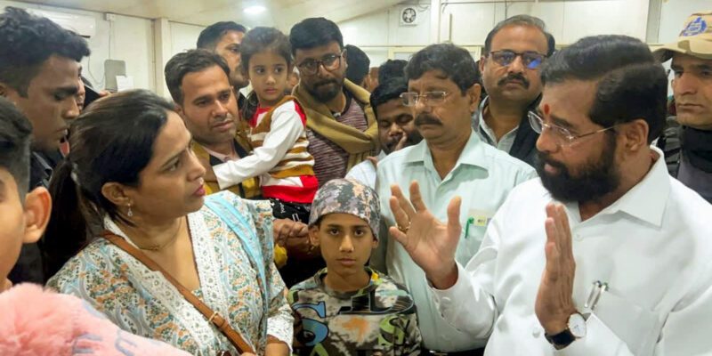 Maharashtra Tourists Return: जम्मू-कश्मीर में फंसे महाराष्ट्र के पर्यटकों से मिले डिप्टी सीएम शिंदे, स्पेशल फ्लाइट से आज होगी वापसी