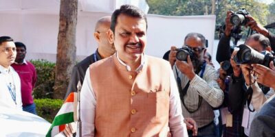 Fadnavis Comment Stirs Controversy: देवेंद्र फडणवीस की टिप्पणी ने महायुति गठबंधन में मचाई हलचल, शिंदे-पवार पर मजाक बना चर्चा का विषय