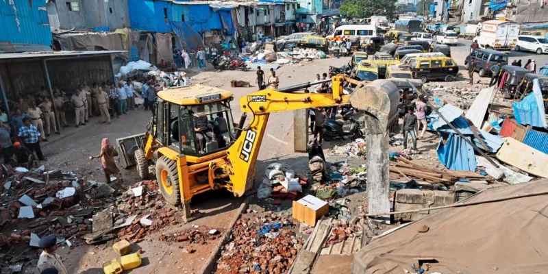 Western Railway Clears Encroachment: बांद्रा में वेस्टर्न रेलवे की बड़ी कार्रवाई, तानसा पाइपलाइन के पास 45 झुग्गियां हटाईं 1 Western Railway Clears Encroachment: बांद्रा में वेस्टर्न रेलवे की बड़ी कार्रवाई, तानसा पाइपलाइन के पास 45 झुग्गियां हटाईं