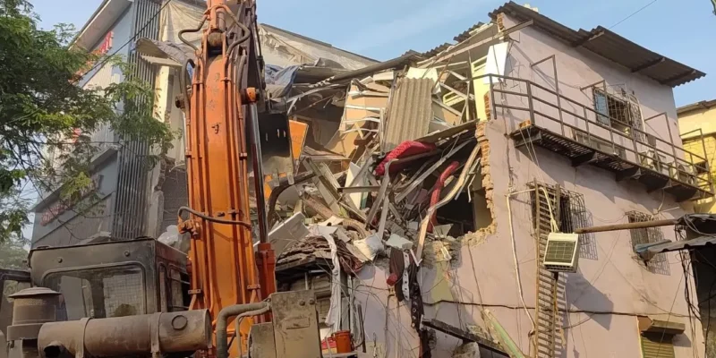 BMC Demolishes 13 Illegal Bhattis in Sakinaka: खैरानी रोड पर बीएमसी ने ध्वस्त की 13 भट्टियां, अवैध भट्टियों का खेल 48 घंटे में फिर शुरू 1 BMC Demolishes 13 Illegal Bhattis in Sakinaka: खैरानी रोड पर बीएमसी ने ध्वस्त की 13 भट्टियां, अवैध भट्टियों का खेल 48 घंटे में फिर शुरू