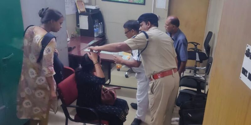 Violent Brawl on Ladies Special Train: चर्चगेट-विरार लेडीज स्पेशल ट्रेन में दो महिलाओं की हिंसक झड़प, वीडियो वायरल