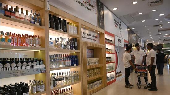 Maharashtra Hikes Liquor Prices with New Policy: महाराष्ट्र में शराब की कीमतों में बढ़ोतरी, नई नीति से 14,000 करोड़ का राजस्व