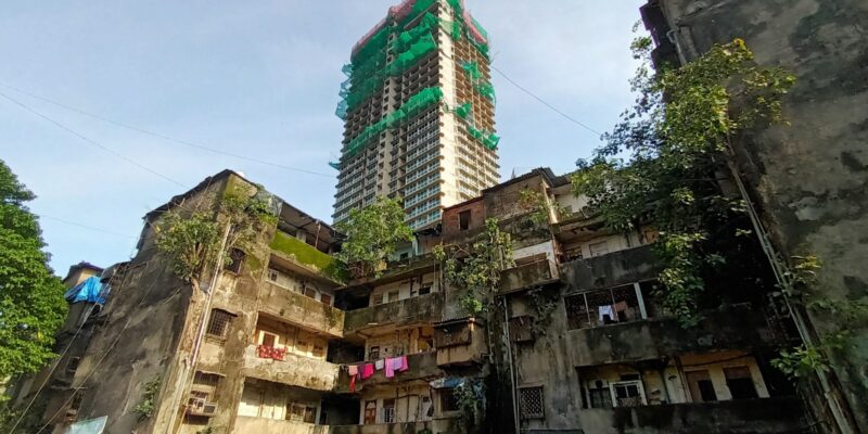 MHADA Acts on 96 Dangerous Buildings: मुंबई की 96 खतरनाक इमारतों में बिजली-पानी बंद, म्हाडा का बड़ा फैसला