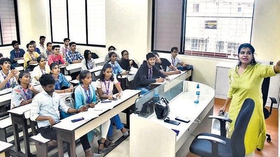 Mumbai Teachers on BLO Duty Amid School Reopening: मुंबई में 1000 शिक्षकों को बीएलओ ड्यूटी, स्कूल प्रभावित 1 Mumbai Teachers on BLO Duty Amid School Reopening: मुंबई में 1000 शिक्षकों को बीएलओ ड्यूटी, स्कूल प्रभावित