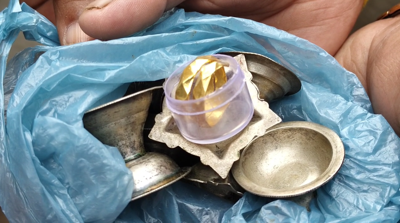 सोलापुर: रिक्शे वाले की ईमानदारी ने जीता दिल: एक लाख रुपये की सोने की अंगूठी पुलिस को सौंपी 2 सोलापुर