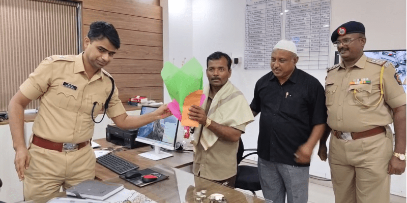 सोलापुर: रिक्शे वाले की ईमानदारी ने जीता दिल: एक लाख रुपये की सोने की अंगूठी पुलिस को सौंपी 1 सोलापुर