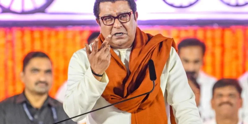 Raj Thackeray Opposes Hindi Imposition: फडणवीस को ठाकरे की चेतावनी! हिंदी थोपी तो स्कूलों पर ताले लगेंगे!