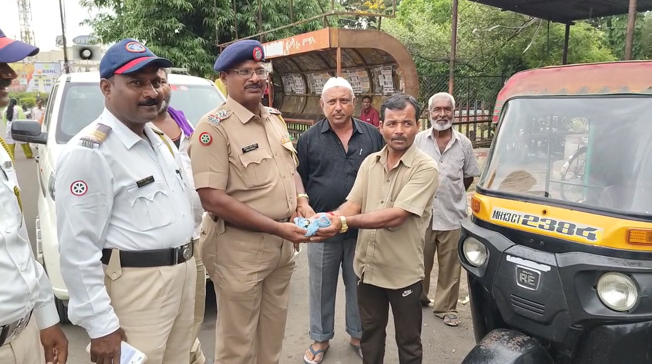 सोलापुर: रिक्शे वाले की ईमानदारी ने जीता दिल: एक लाख रुपये की सोने की अंगूठी पुलिस को सौंपी 3 सोलापुर