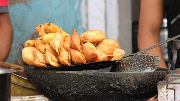 Samosa-Jalebi Health Warning: ईरान से आया समोसा, अब तंबाकू जैसी चेतावनी! भारतीयों का प्यार क्यों खतरे में?