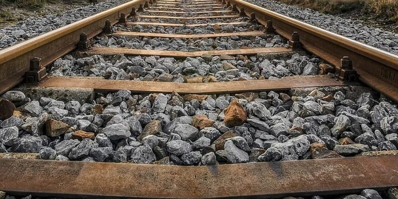 Woman Killed at Diva Station: दीवा स्टेशन पर खौफनाक हादसा! छेड़छाड़ का विरोध किया तो महिला को ट्रेन के नीचे धकेला!