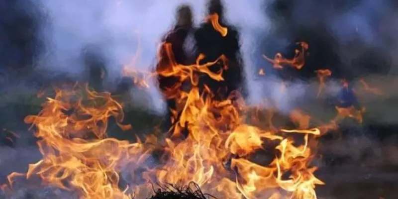 OMG: तो इस वजह से दाह संस्कार के बाद पीछे मुड़कर नहीं देखते हैं लोग, हैरान कर देगी वजह 1 दाह संस्कार