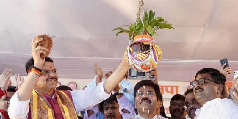 Dahi Handi: फडणवीस ने थाने में तो शिंदे ने मुंबई में मचाया धमाल, दही हांडी का सियासी खेल!