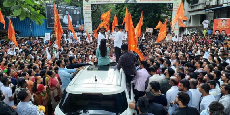 Eknath Shinde Welcomes New Shiv Sainiks in Thane: एकनाथ शिंदे ने थाणे में स्वागत किया नए शिवसैनिकों का, सैकड़ों कार्यकर्ता और पूर्व कॉरपोरेटर हुए शामिल!
