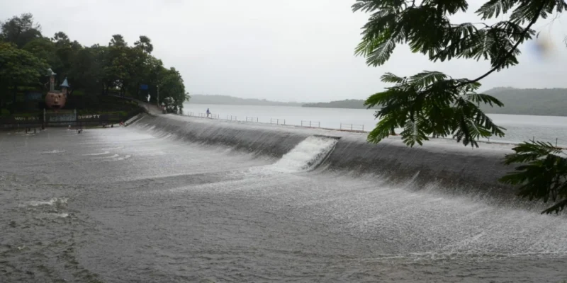मुंबई में बारिश का असर: विहार झील ओवरफ्लो, शहर की पानी की चिंता हुई कम 1 मुंबई
