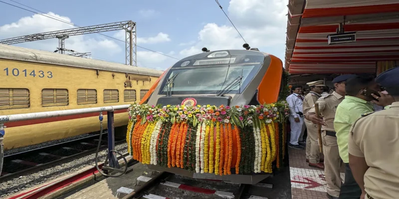 Pune Vande Bharat Record Earnings: पुणे वंदे भारत की धमाकेदार शुरुआत, दो फेरियों में लाखों की कमाई, सीटें फुल