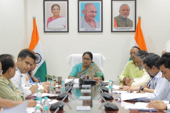 'दिल्ली सरकार बनी फुलेरा पंचायत', जानें ऐसा क्यों कह रही AAP? 1 दिल्ली