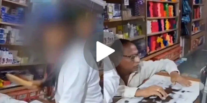 Slipper Beating in Thane for Molestation: ठाणे में छेड़छाड़ पर चप्पल से धुनाई, लड़की ने दुकानदार को सिखाया सबक! 1 Slipper Beating in Thane for Molestation: ठाणे में छेड़छाड़ पर चप्पल से धुनाई, लड़की ने दुकानदार को सिखाया सबक!