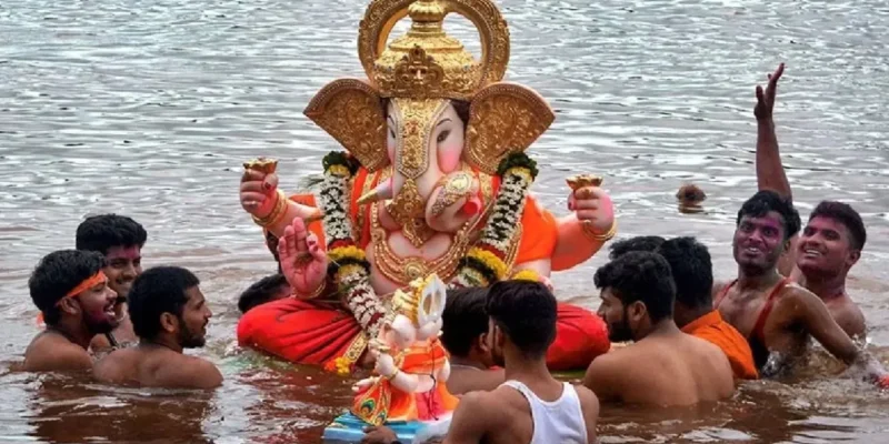 Thackeray-BJP Clash at Nashik Visarjan: नासिक गणेश विसर्जन में ठाकरे गुट ने बीजेपी मंच पर बजाया शिवसेना गीत, हुआ बड़ा हंगामा