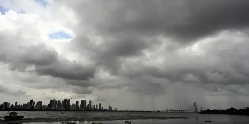 मुंबई पर फिर छाए बादल, IMD ने जारी किया अगले 24 घंटे तक बारिश का अलर्ट 1 मुंबई