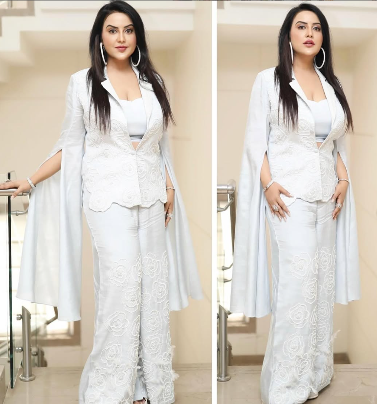 फिर ट्रोलर्स के निशाने पर आईं अमृता फडणवीस, बोले - 'पति का राजनीतिक करियर यही मोहतरमा खत्म करेंगी।' 3 अमृता फडणवीस