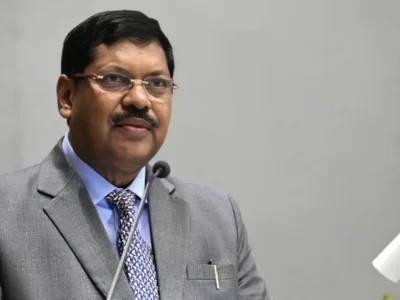 SC में हंगामा: CJI की ओर जूता फेंकने की हुई कोशिश, वकील हिरासत में 19 SC
