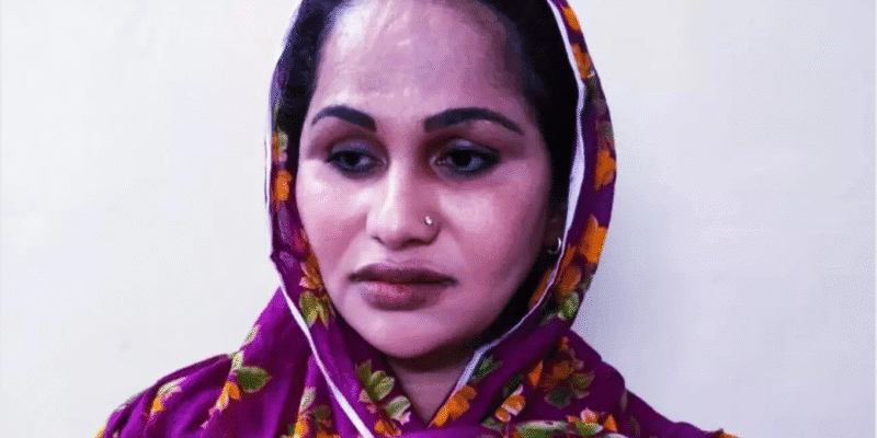 मुंबई में किन्नरों की “गुरु मां” गिरफ्तार: 20 से ज्यादा घर, 300 से अधिक भक्त, और 30 साल पुराना रहस्य हुआ उजागर! 1 मुंबई