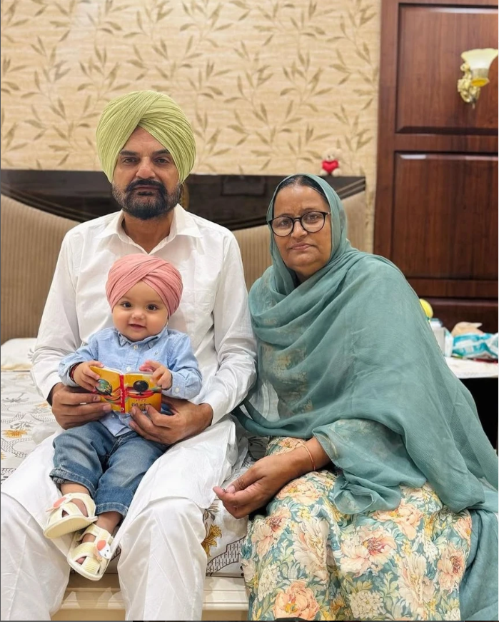 छोटे मूसेवाला की क्यूटनेस पर फिदा हो जाएंगे आप, तस्वीरों ने चुराए फैंस के दिल 5 छोटे मूसेवाला