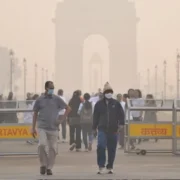 दिल्ली में जहरीली हवा और वायरल इंफेक्शन का कॉम्बो अटैक, 75% घरों में बीमार पड़े लोग 20 दिल्ली