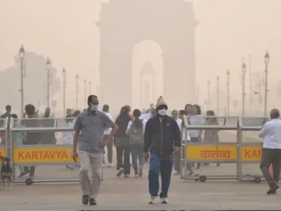 दिल्ली में जहरीली हवा और वायरल इंफेक्शन का कॉम्बो अटैक, 75% घरों में बीमार पड़े लोग 2 दिल्ली