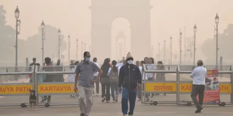 दिल्ली में जहरीली हवा और वायरल इंफेक्शन का कॉम्बो अटैक, 75% घरों में बीमार पड़े लोग 1 दिल्ली