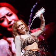 नेहा कक्कड़ का ‘पानी वाला परफ़ॉर्मेंस’ वायरल - सोशल मीडिया पर छिड़ी संस्कृति बनाम क्रिएटिविटी की बहस 29 नेहा कक्कड़