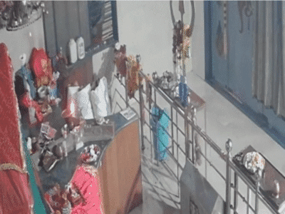 उज्जैन: मंदिर से 16 लाख के चांदी के आभूषण ले उड़े चोर, वायरल हुआ वीडियो 2 उज्जैन