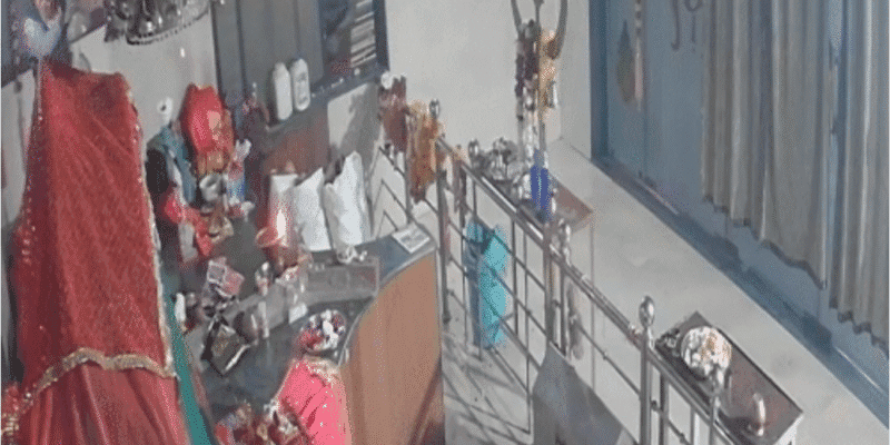 उज्जैन: मंदिर से 16 लाख के चांदी के आभूषण ले उड़े चोर, वायरल हुआ वीडियो 1 उज्जैन