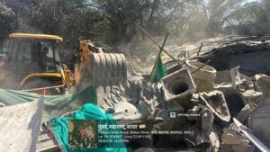 मुंबई: मार्वे पठारे वाडी में बुलडोजर एक्शन: 23 अवैध गोदाम ध्वस्त, 25,000 स्क्वायर फीट जमीन खाली 2 मुंबई