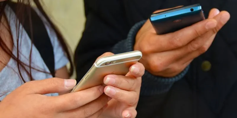 कर्नाटक में 16 साल से कम उम्र के बच्चों के मोबाइल इस्तेमाल पर लग सकता है बैन, सरकार ने शुरू की तैयारी 1 कर्नाटक