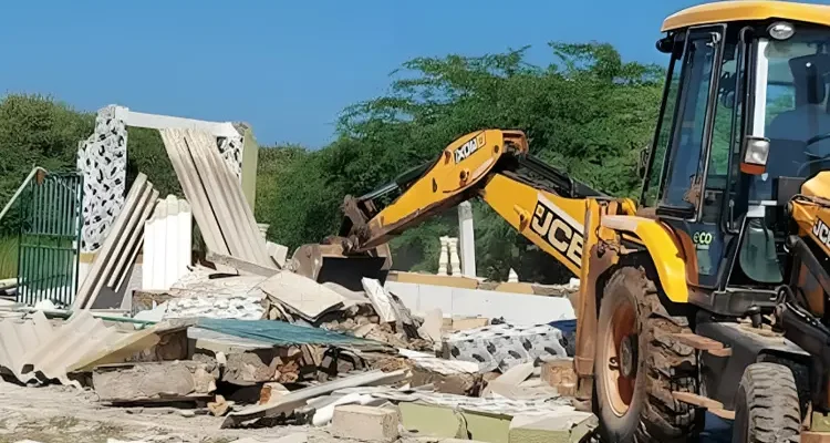 नागपुर दंगा मामला: फहीम खान के ध्वस्त घर पर HC सख्त, NMC से पूछा - पुनर्निर्माण करेंगे या मुआवजा देंगे? 1 नागपुर