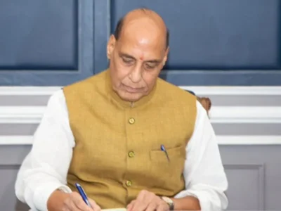 भारत की 'अभेद्य' सुरक्षा की तैयारी: राजनाथ सिंह ने 2.38 लाख करोड़ के रक्षा सौदों को दी मंजूरी, S-400 और धनुष तोप से बढ़ेगी सेना की ताकत 2 राजनाथ सिंह