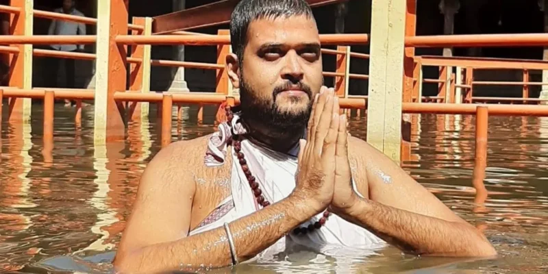 Maharashtra: “मैं भगवान हूं” कहकर रचा जाल, महिला ने खोली फर्जी गुरु की करतूत 1 Maharashtra