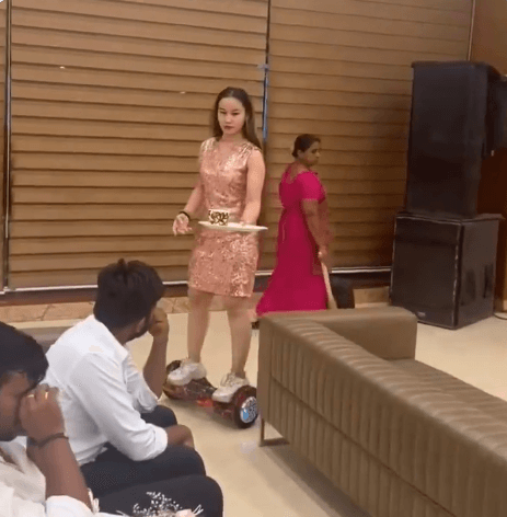 शादी में हावरबोर्ड पर सर्विंग का वीडियो वायरल, लोगों ने बताया ‘अमीरी का दिखावा’