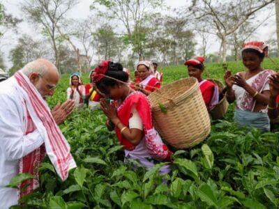 असम के 'चाय बागान' से पीएम मोदी का इमोशनल कार्ड: महिला श्रमिकों संग चुनीं पत्तियां, कहा— "मैं भी चाय वाला रहा हूं, आपकी मेहनत की खुशबू मेरे गांव तक आती थी" 2 पीएम मोदी