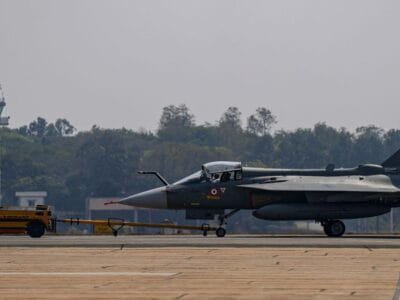 तेजस की उड़ान पर 'ग्लोबल' ब्रेक: मिडिल-ईस्ट युद्ध के चलते अमेरिका ने रोकी इंजनों की सप्लाई, भारतीय वायुसेना की बढ़ी मुश्किलें 4 तेजस