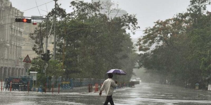 मौसम का महा-अलर्ट: 'पश्चिमी विक्षोभ' की डबल मार, 21 राज्यों में आंधी-बारिश और ओलावृष्टि का संकट, पहाड़ों से मैदानों तक कुदरत का कोहराम 1 मौसम का महा-अलर्ट