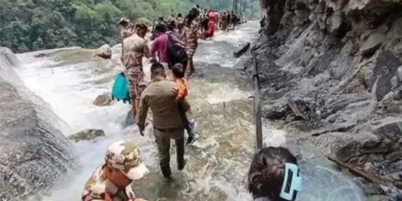 सिक्किम में कुदरत का कहर: लाचेन-चुंगथांग मार्ग पर फंसे 800 पर्यटक, बर्फबारी और भूस्खलन के बीच सेना का 'महा-रेस्क्यू' मिशन शुरू 1 सिक्किम