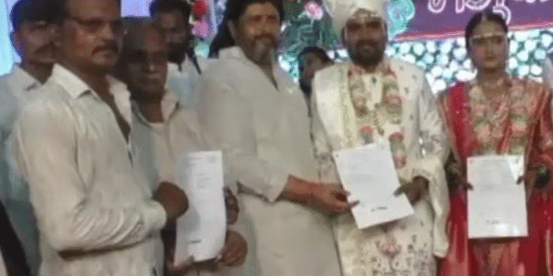 महाराष्ट्र: बेटे की शादी को बनाया मिसाल, गांव के 3500 लोगों का कराया दुर्घटना बीमा