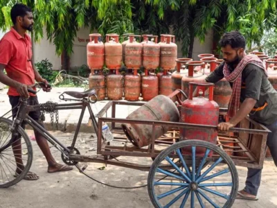 उज्ज्वला योजना में बड़ा बदलाव: अब केवल 4 LPG सिलेंडरों पर मिलेगी सब्सिडी, जानिए क्या बदला और इसका असर 2 उज्ज्वला योजना