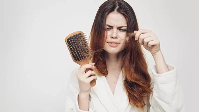 बारिश में Hair loss कितना सामान्य? जानिए कारण, बचाव और कब डॉक्टर से लेना चाहिए परामर्श 29 Hair loss