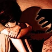 Mumbai में 8 वर्षीय बच्ची से बलात्कार: सुरक्षा गार्ड गिरफ्तार, थाने के बाहर प्रदर्शन और फांसी की मांग 17 Mumbai